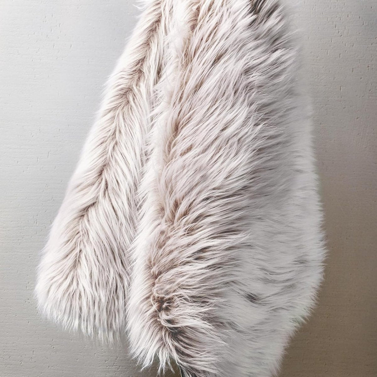 Ashler Faux Fur Rug, Fluffy White Small Sheepskin Rug, Ultra Soft 2x3 Ft Mat, Machine Washable Shag Mats, Nursery Throw for Bed, Living, Kids Room - Homesidy.com