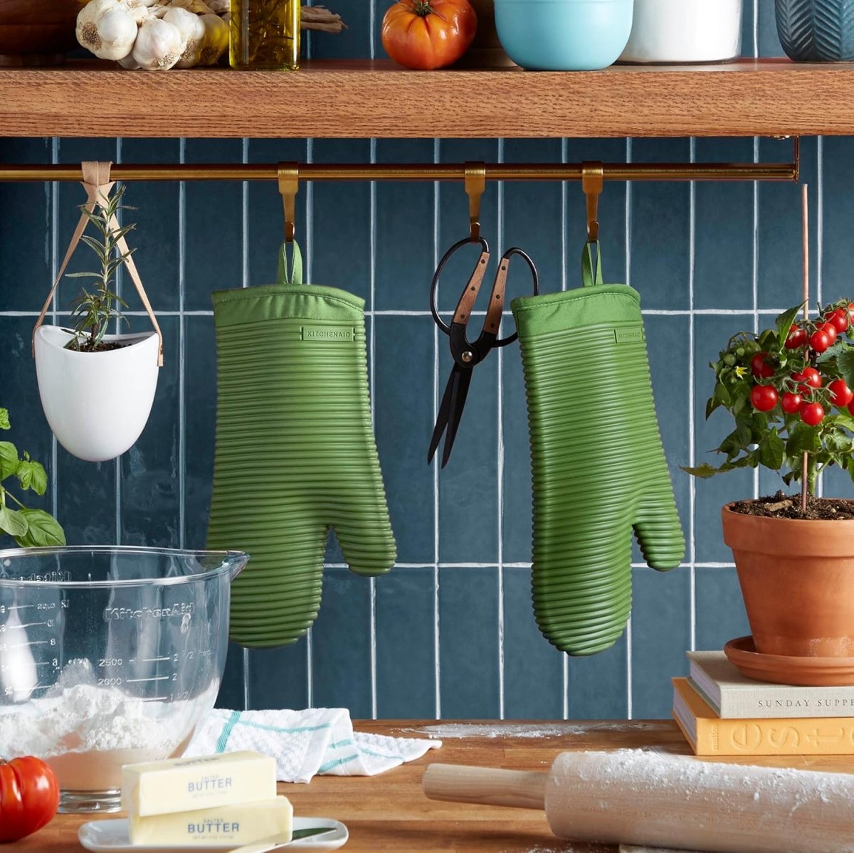 KITCHENAID Ribbed Soft Silicone Oven Mitt 2 - Pack Set, 7.5&34;x13&34;, Milkshake - Homesidy.com